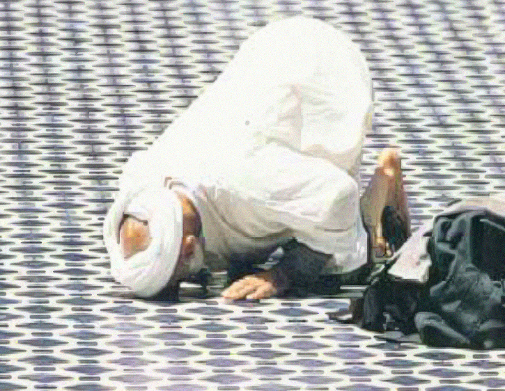 一位在禱告中的摩洛哥人。